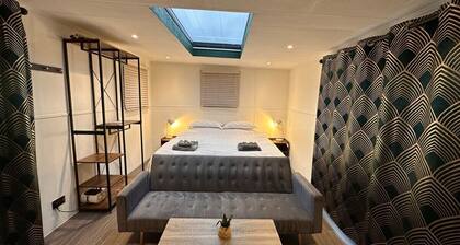 Chalet with Skylight, Patio,Ensuite + HotTub/Sauna