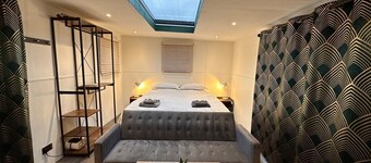 Chalet with Skylight, Patio,Ensuite + HotTub/Sauna