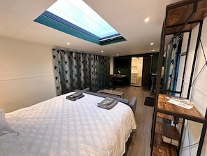 1 bedroom, Internet, bed sheets - Chalet with Skylight, Patio,Ensuite + HotTub/Sauna (Chackmore)