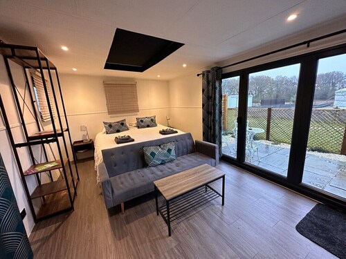 Chalet with Skylight, Patio,Ensuite + HotTub/Sauna