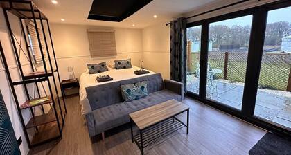 Chalet with Skylight, Patio,Ensuite + HotTub/Sauna