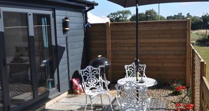 Chalet with Skylight, Patio,Ensuite + HotTub/Sauna