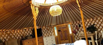 Yurt with fire, Skylight, Garden, + Hot Tub/Sauna