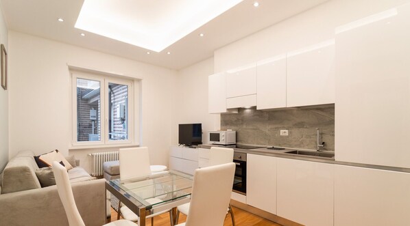 Basic-Apartment, 1 Schlafzimmer, Balkon | Eigene Küche | Kühlschrank, Mikrowelle, Ofen, Herdplatte