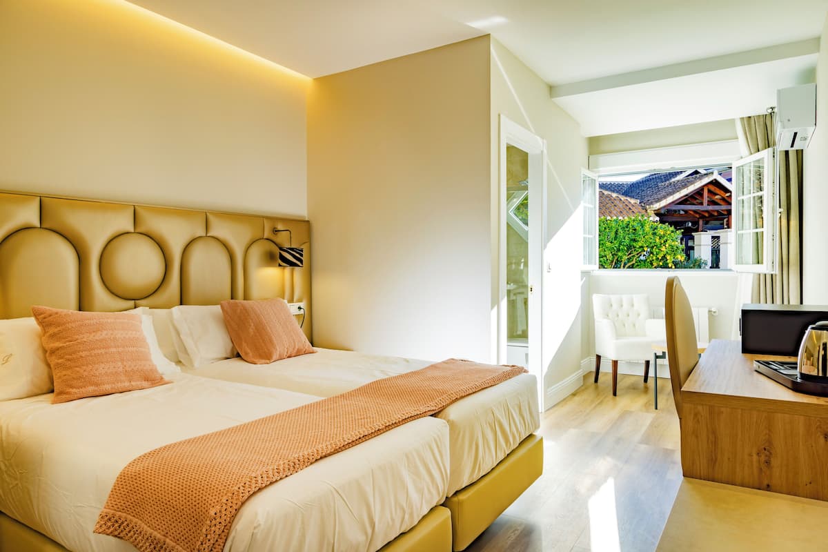 Habitación con 2 camas individuales, vistas al jardín (DBJ) | Baño | Secador de pelo, toallas, jabón y champú