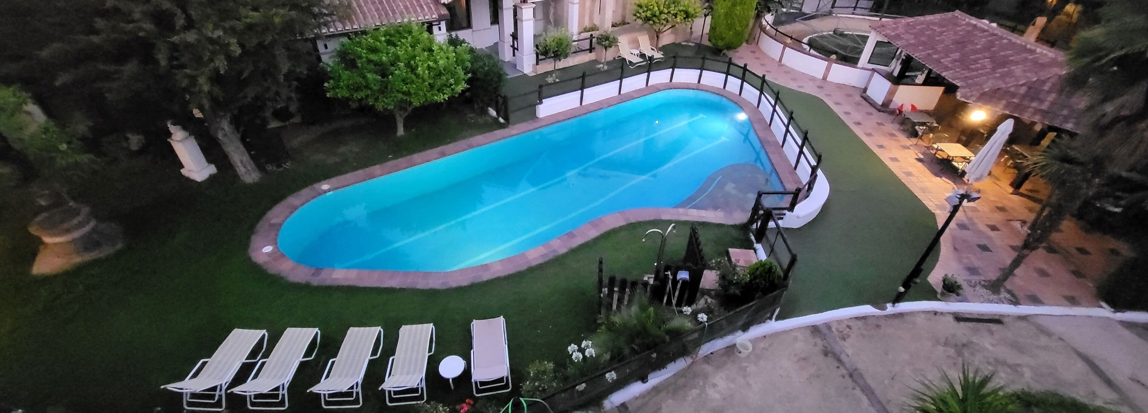 Una piscina al aire libre