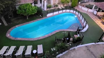Una piscina al aire libre
