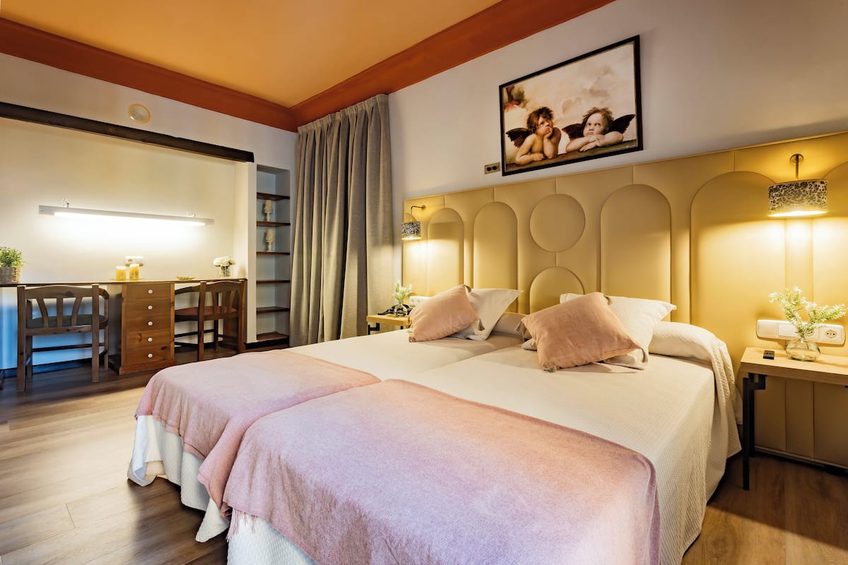 Ropa de cama de alta calidad, minibar, caja fuerte y escritorio