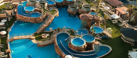 Piscine extérieure (ouverte en saison), chaises longues