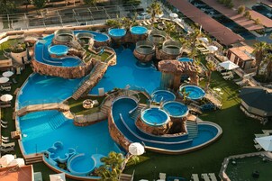 Útilaug sem er opin hluta úr ári, sólstólar, sundlaugaverðir á staðnum