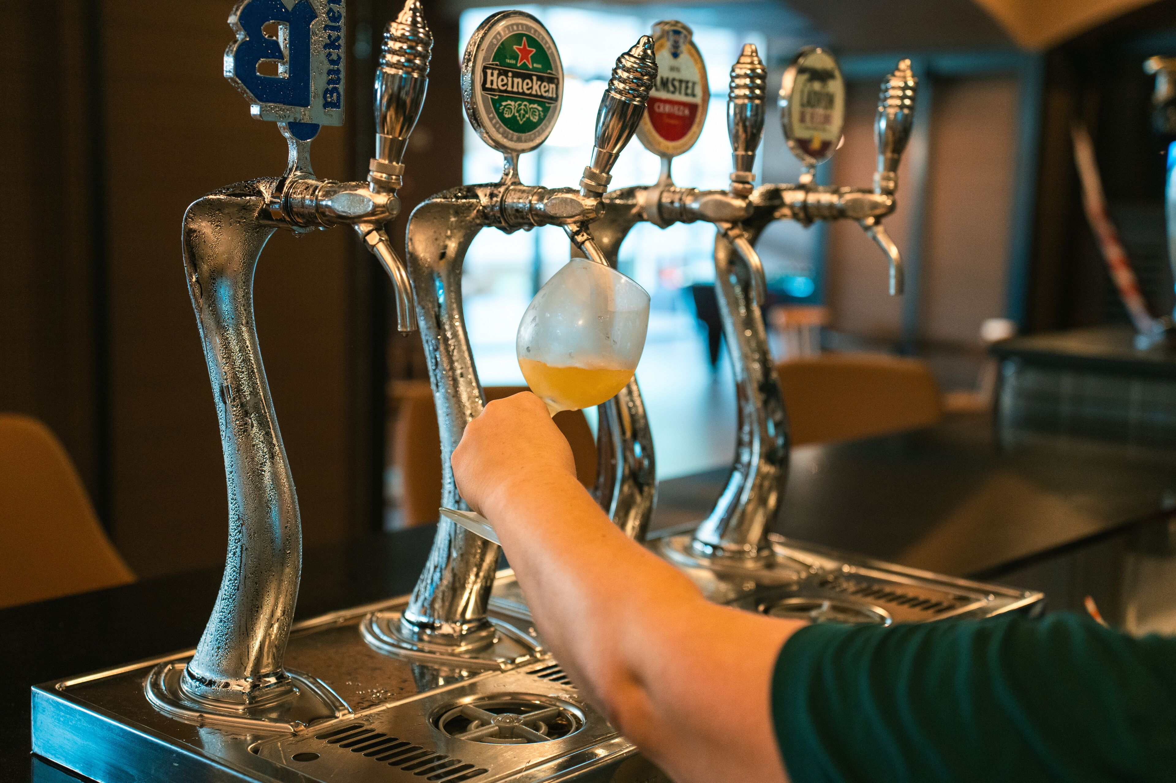 Een kraan met een glas bier dat wordt ingeschonken.
