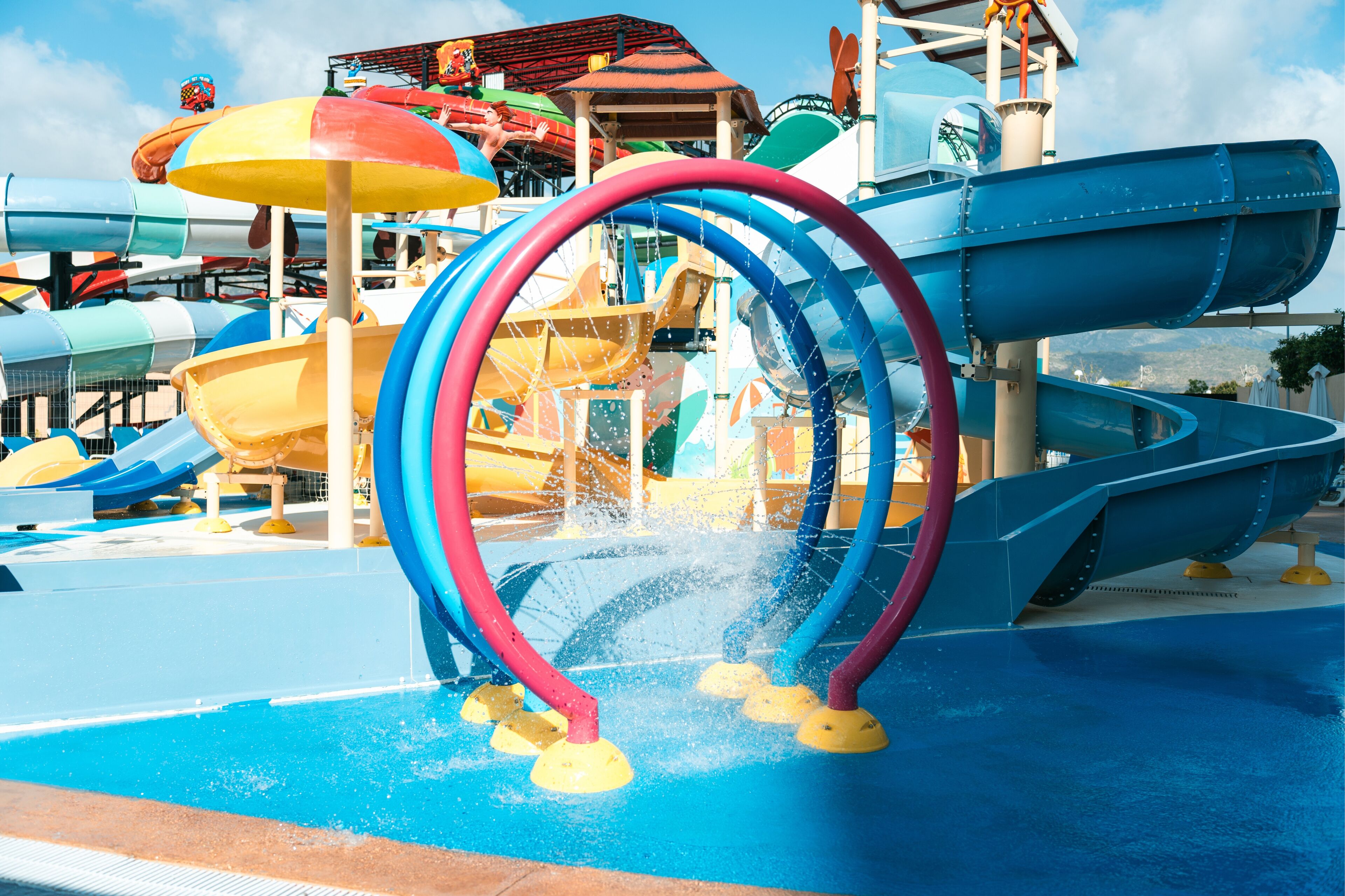 Un parc aquatique doté de nombreux toboggans et d’un espace piscine.