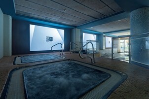 Una piscina al aire libre de temporada, sillones reclinables de piscina