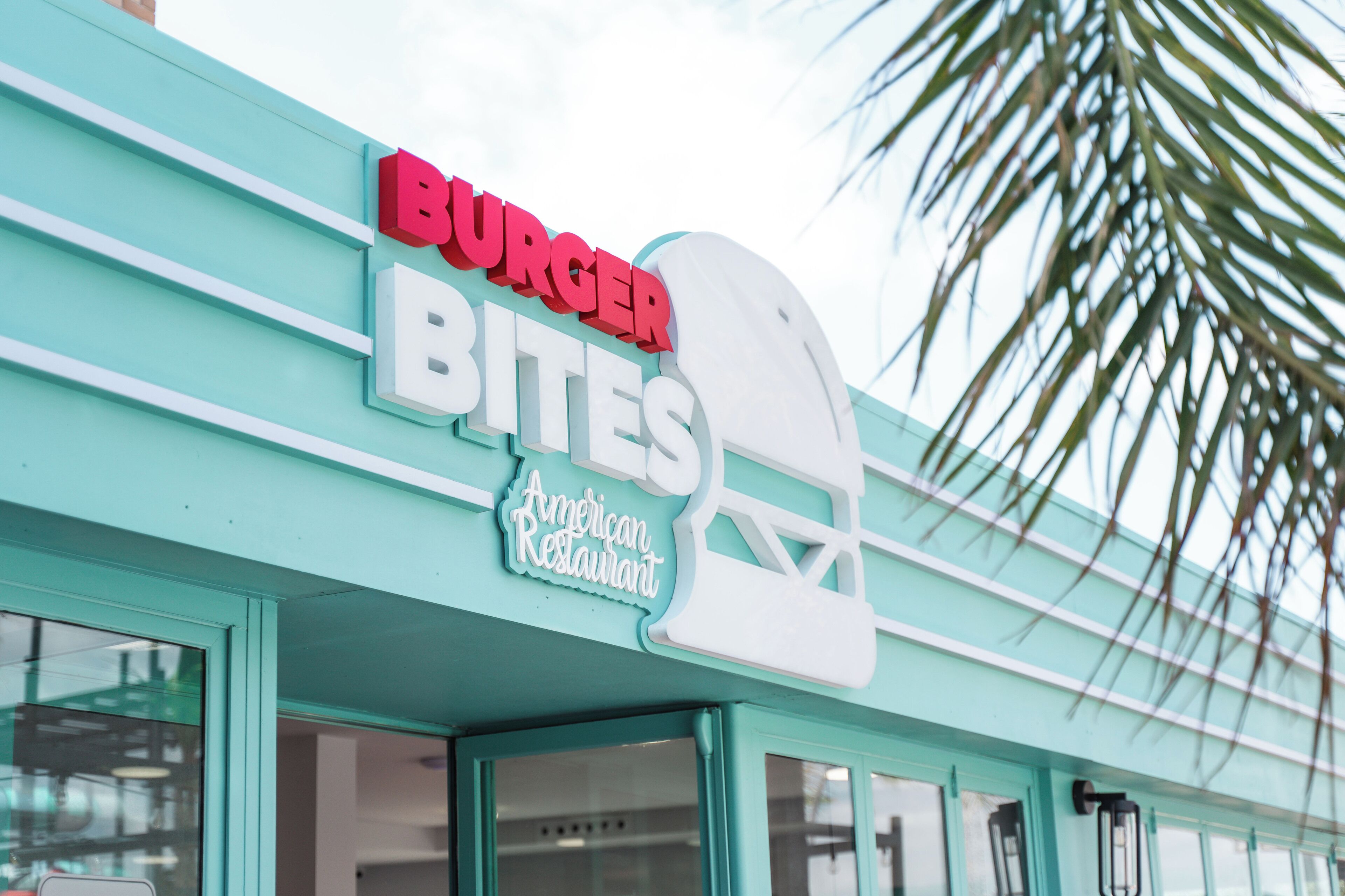 Señal de restaurante Burger Bites con un gráfico estilizado de hamburguesa.