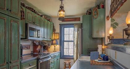 Discover the heart of the Ship Chandler in this charming 2BR apt!