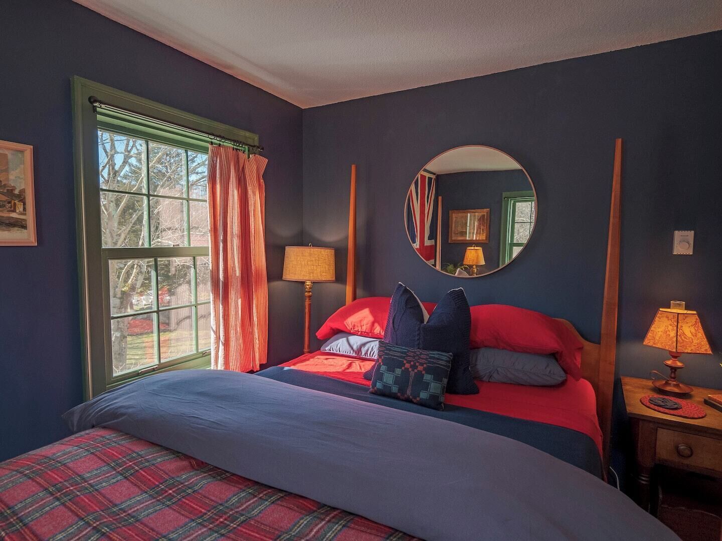 2 quartos, escrivaninha, ferros/tábuas de passar roupa, berço de viagem