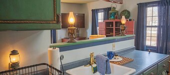 Discover the heart of the Ship Chandler in this charming 2BR apt!