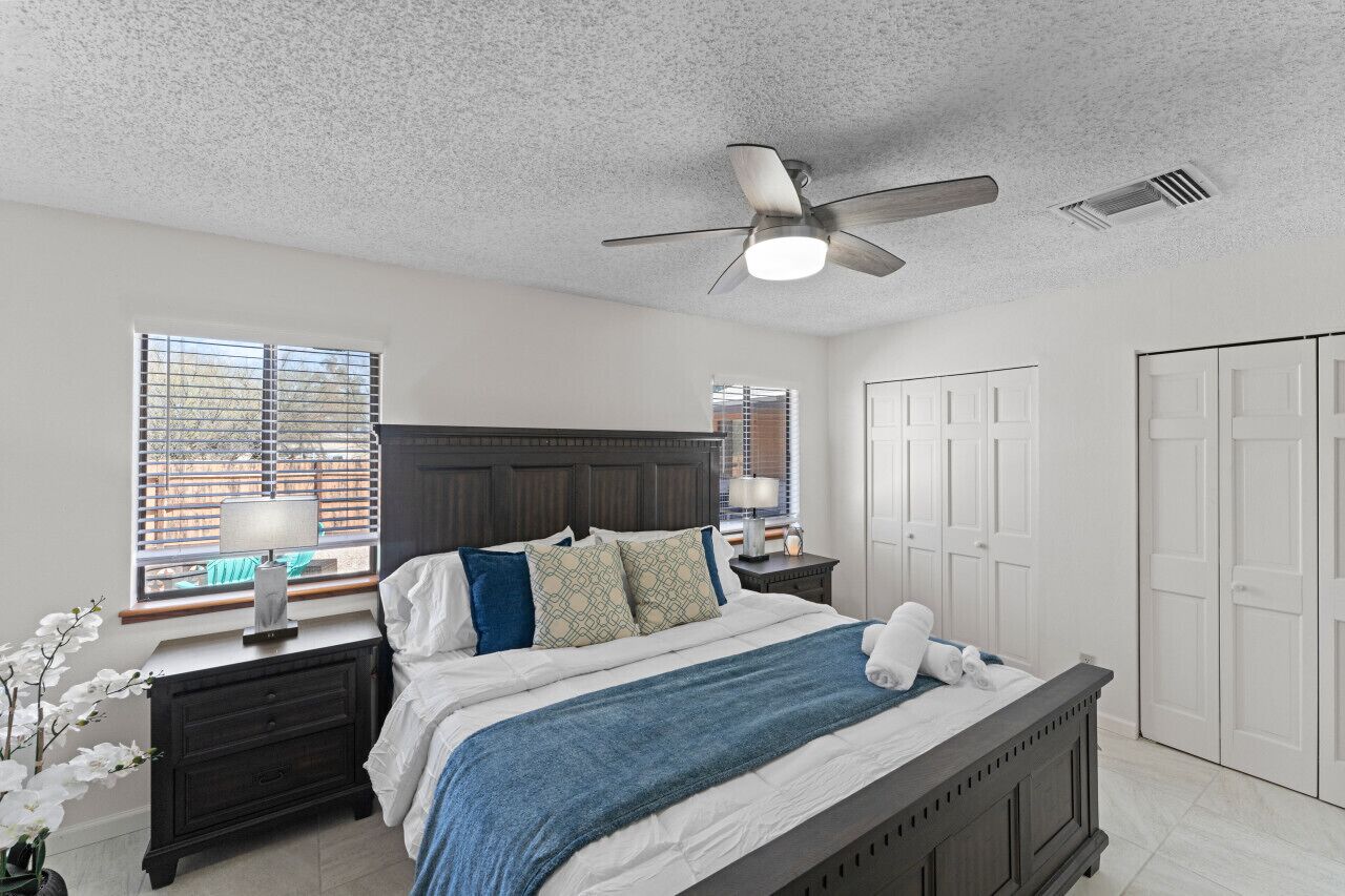 3 slaapkamers, een bureau, een strijkplank/strijkijzer, reisbedje