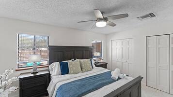 3 Schlafzimmer, Schreibtisch, Bügeleisen/Bügelbrett, Reisekinderbett