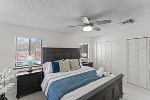 3 makuuhuonetta, työpöytä, silitysrauta/-lauta, vauvan matkasänky