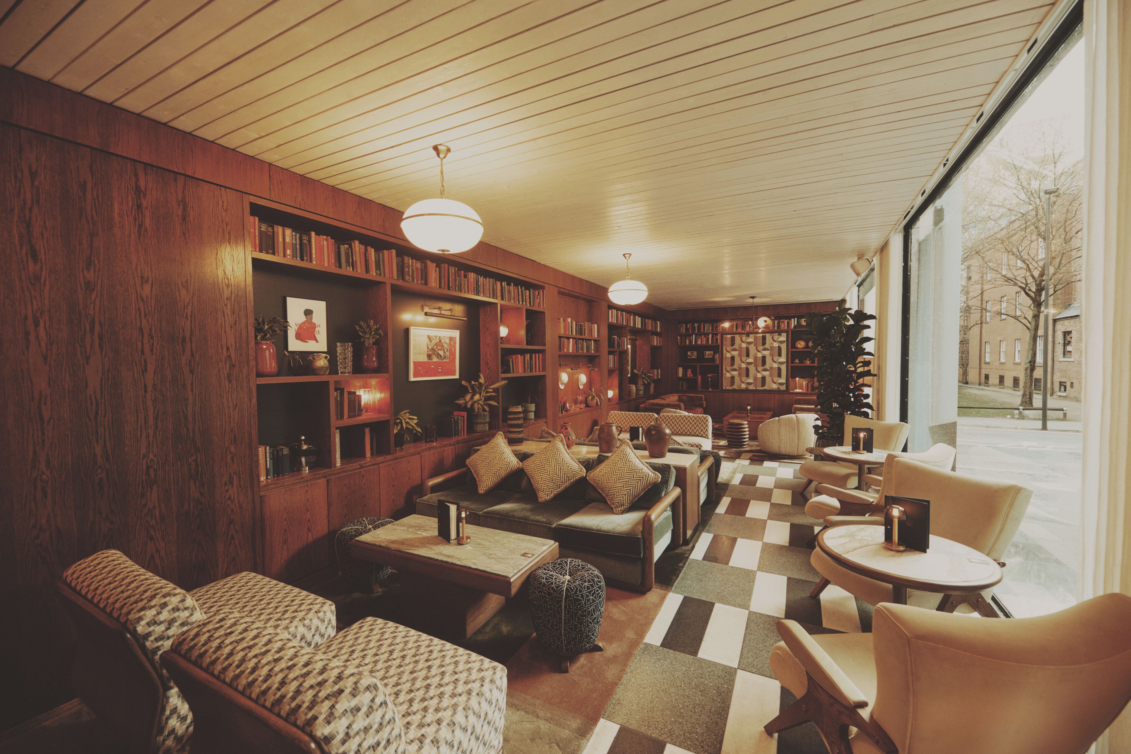 2 bars/lounges, cocktail bar