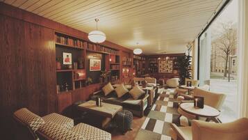 2 bars/lounges, cocktail bar