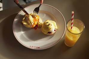 Desayuno a la carta todos los días (con cargo) 