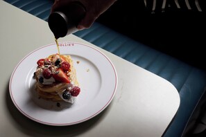 Desayuno a la carta todos los días (con cargo) 