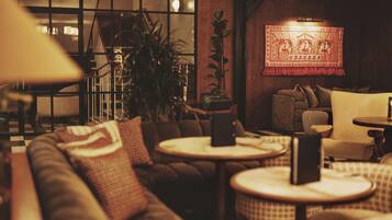 2 bars/lounges, cocktail bar
