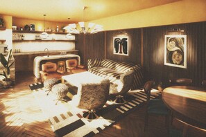 2 bars/lounges, cocktail bar - Mollie's Manchester (Manchester)