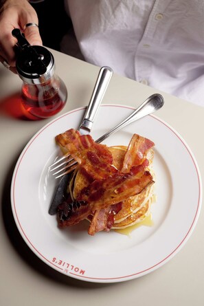 Desayuno a la carta todos los días (con cargo) 