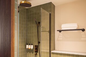 Gratis toiletartikelen, een haardroger, handdoeken