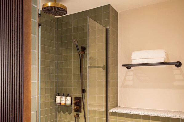 Amenidades de baño gratuitas, secadora de cabello, toallas 