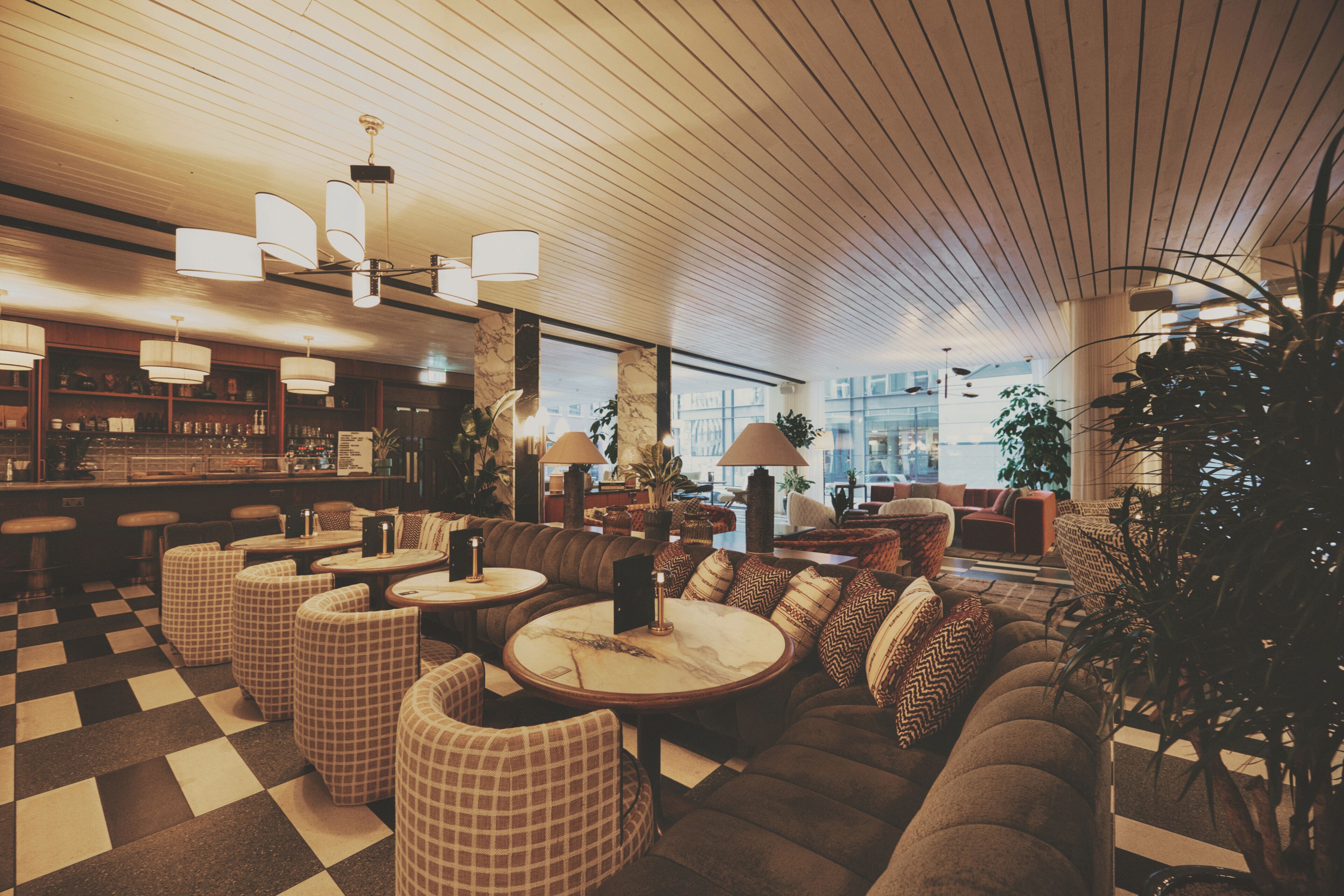 2 bars/lounges, cocktail bar