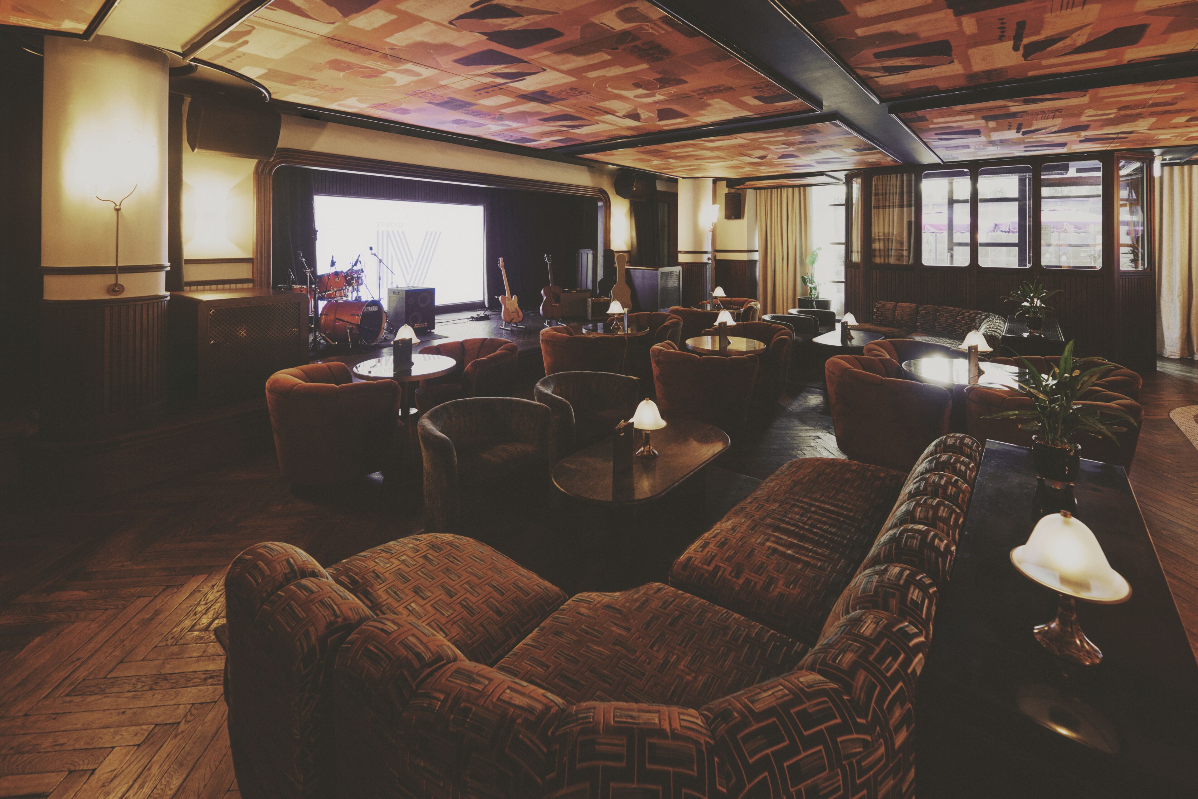 2 bars/lounges, cocktail bar