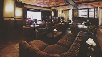 2 bars/lounges, cocktail bar