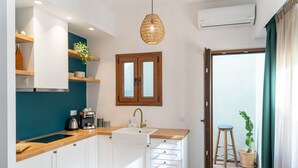 Escritorio, tabla de planchar con plancha, wifi gratis y ropa de cama