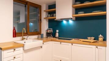 STRELITZIA | 1 bedroom, desk, iron/ironing board, free WiFi