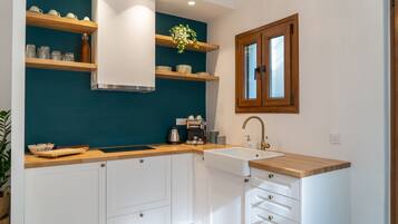 Refrigerador, horno, placa de cocina, cafetera expreso