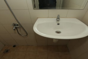 Bathroom - Capital O 93730 Alima View Syariah  (Cikarang)