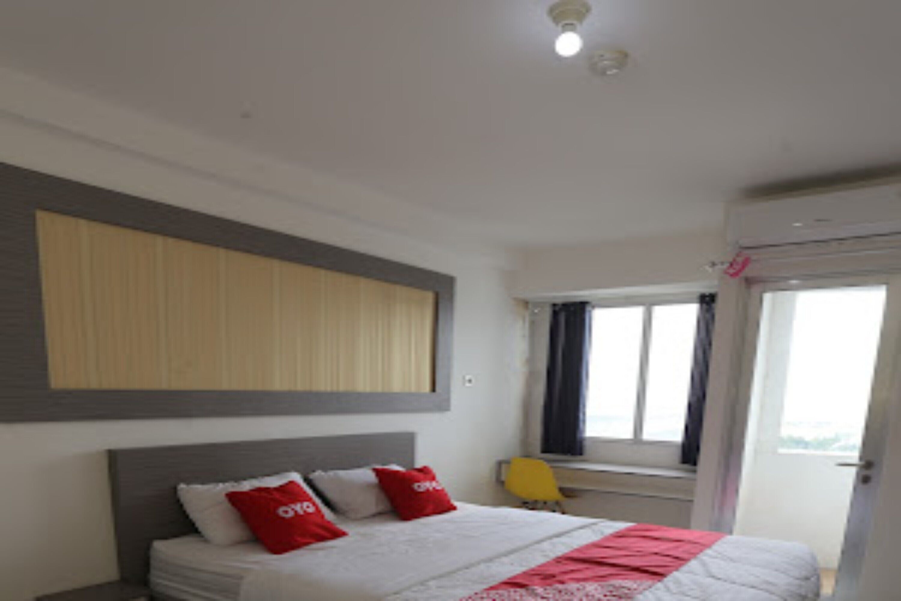 Un dormitorio con cama, ventana y escritorio.