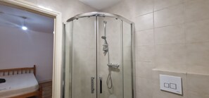 Towels, soap, toilet paper - Urban Retreat Studio at Camberwell zone 2 (London)