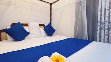 Vila família, 2 quartos, ar-condicionado, vista para o lago | 2 quartos, roupas de cama premium, frigobar, cofres nos quartos