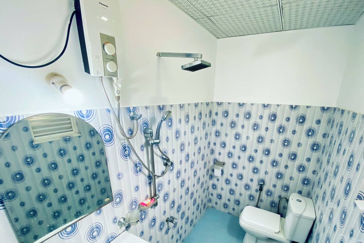 Family Villa, 2 Bedrooms, Air conditioning, Lake View | Bathroom | Rainfall showerhead, eco-friendly toiletries, hair dryer, towels