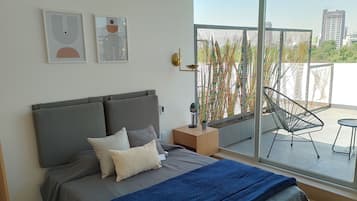 Habitación clásica, vista a la ciudad | Escritorio, espacio para trabajar con laptop y insonorización