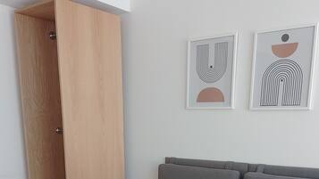 Habitación clásica, vista a la ciudad | Escritorio, espacio para trabajar con laptop y insonorización