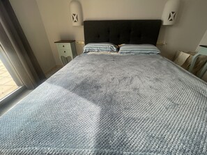 2 bedrooms, desk, iron/ironing board, WiFi - Faro Park Villa with heated pool (Montaña Roja)