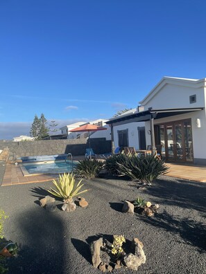 A heated pool - Faro Park Villa with heated pool (Montaña Roja)