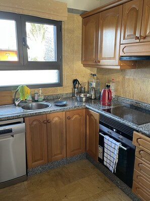 Mikrobølgeovn, ovn, kokeplater og oppvaskmaskin