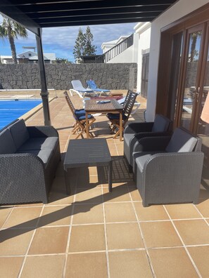 Outdoor dining - Faro Park Villa with heated pool (Montaña Roja)